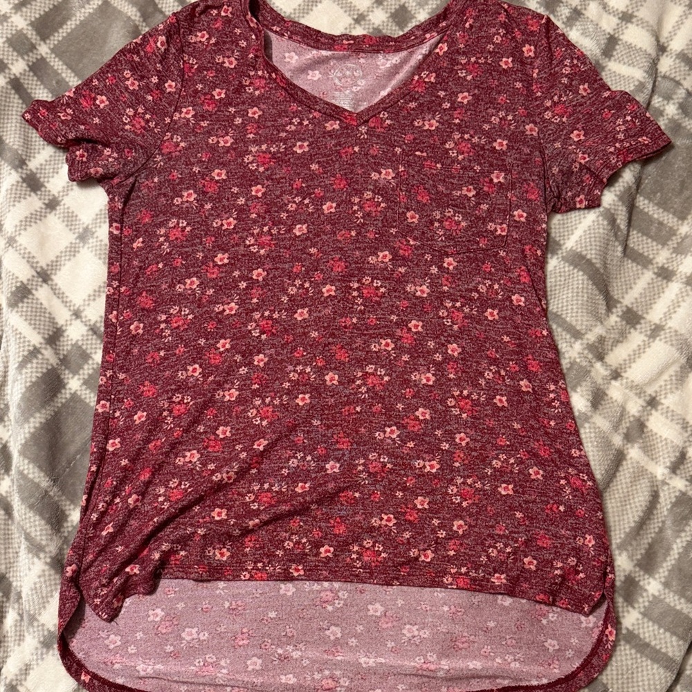 Maurice’s Red Floral V-Neck Women Top (Size M)